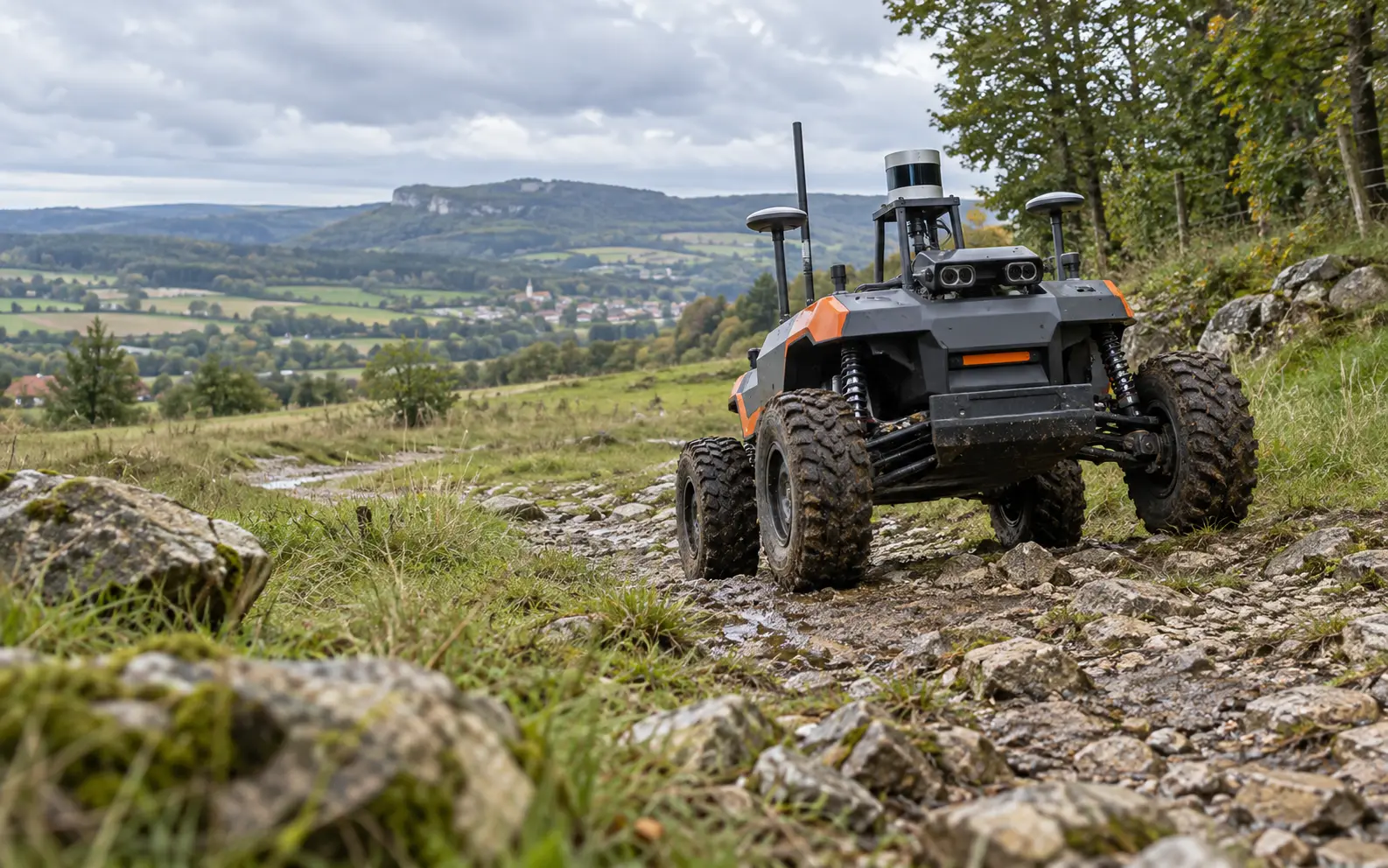 Robot mobile extérieur équipé de caméras, LiDAR et GNSS