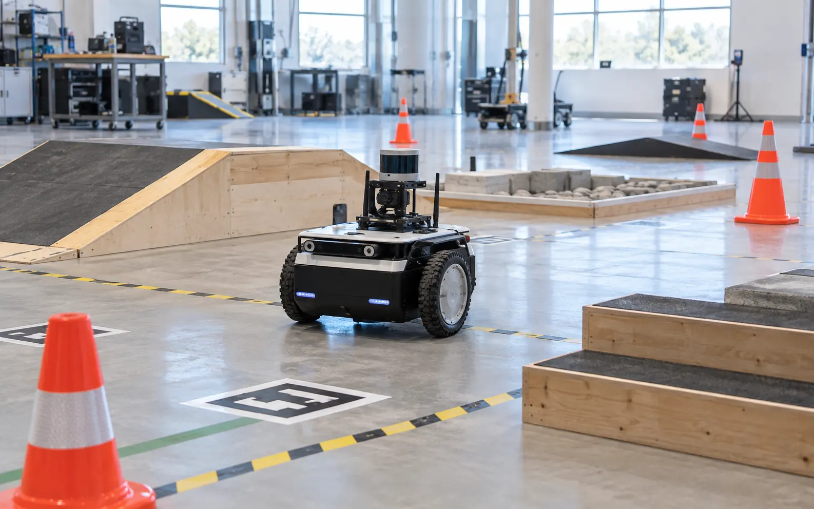 Robot mobile électronique testé sur un parcours intérieur